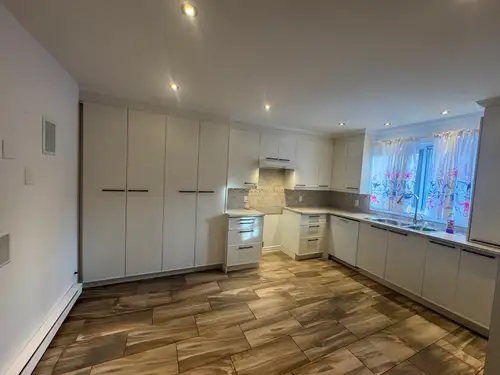 Appartement de 2 chambres au rez-de-chaussée, face à un parc (aire de jeux et piscine). Inclusions d...