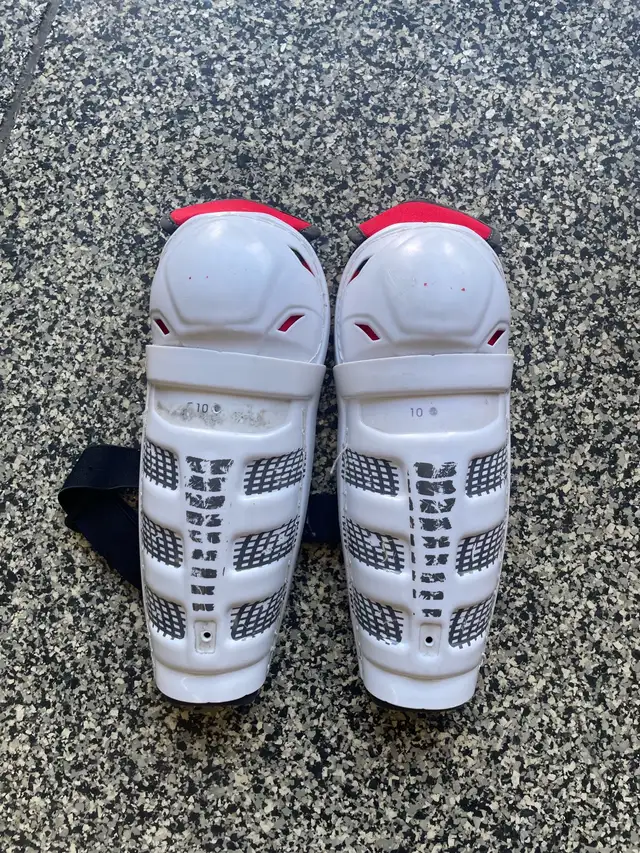 Youth Hockey Shin Pads in Hockey in Medicine Hat - Image 2