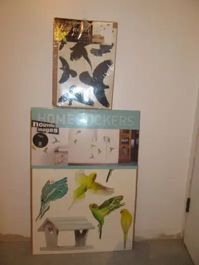 2 décalques d'oiseaux neufs, acheté chez Omer de Serres 1er motif vol d'oiseaux 2 ième motif perruch...