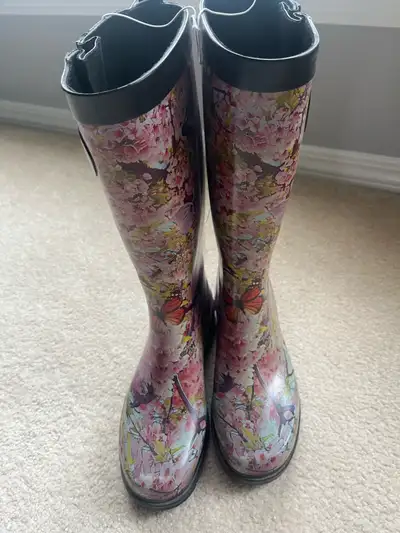 Step out in style with these brand-new, never-worn floral rain boots featuring a beautiful butterfly...
