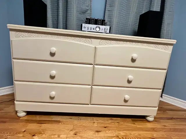 Set de chambre en bois blanc/creme in Beds & Mattresses in Longueuil / South Shore - Image 3