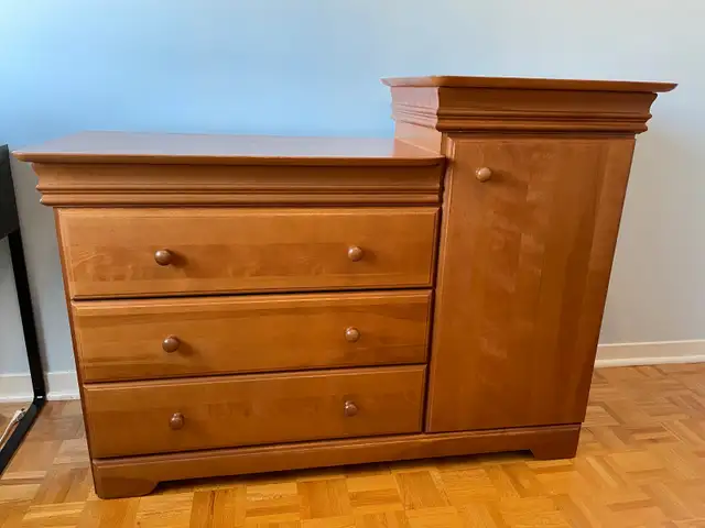 Set de chambre en bois massif - lit simple in Dressers & Wardrobes in City of Montréal - Image 4