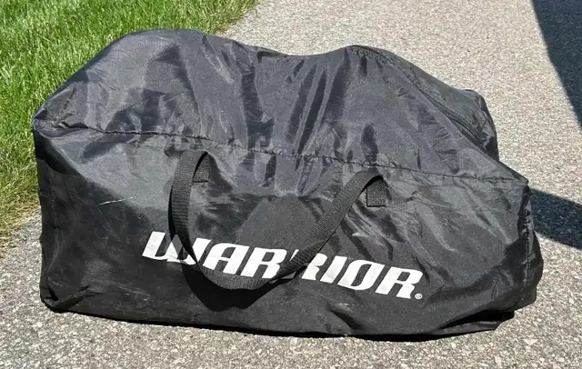 Warrior Ritual G3 Youth Goalie Pads and Gear Bag in Hockey in Oakville / Halton Region - Image 3