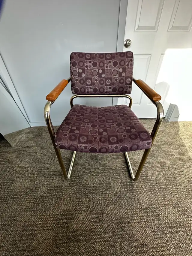 6 office chairs in metal arm rest in wood and good upholstery in Chairs & Recliners in Winnipeg - Image 3