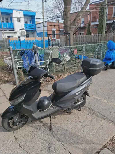 Scooter électrique GIO Falcon 60V En bon état. Besoin de nouvelle batterie. Moteur 500W+ (jusqu’à 80...