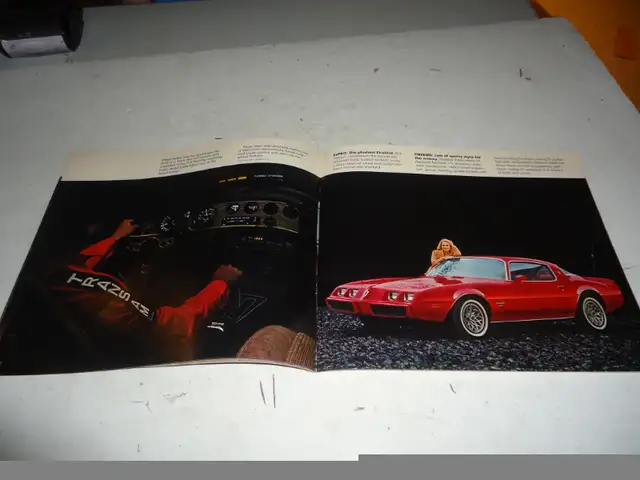 1981  PONTIAC FULL LINE DEALER SALES BROCHURE.CAN MAIL IN CANADA in Arts & Collectibles in Belleville - Image 9