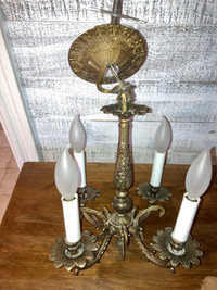 Lustre de style chandelier classique d'antant en bronze dorée