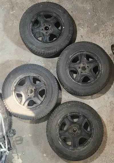 180$ pour les 4 jantes multi fit 17", 5x114.3mm , 60.1mm Centric hole (je pense), voir photos. J17,...