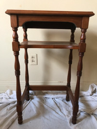 petit meuble antique / table de chevet / de salon
