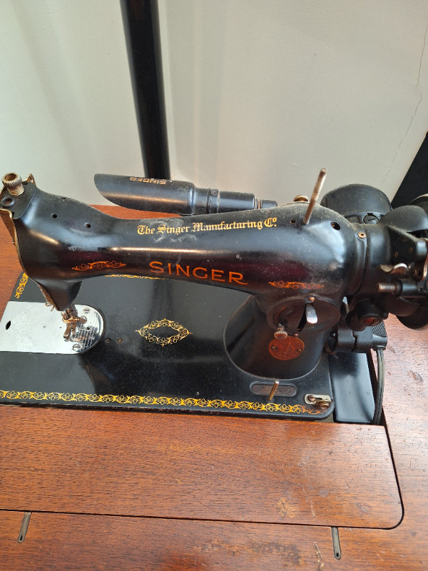 ANTIQUE SINGER sewing machine in Garage Sales in Hamilton