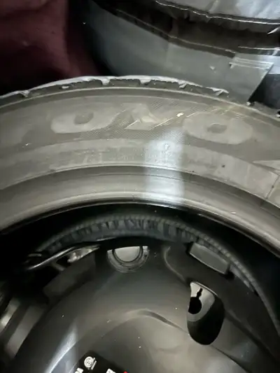 Je vends cet ensemble de pneus d'hiver Toyo Observe GSI-6 de taille 235/55R17 neufs. Ces pneus sont...