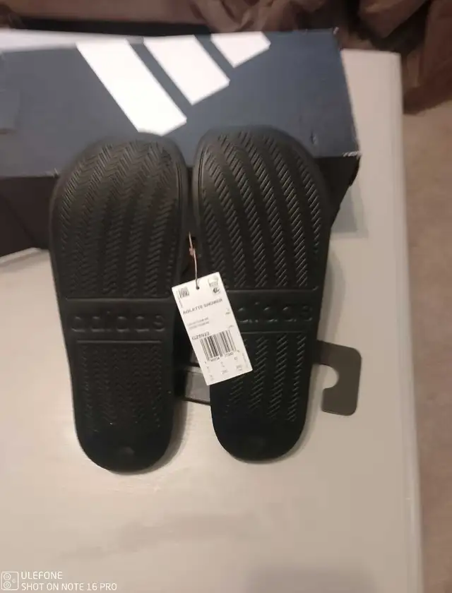 Adidas Adilette Slides in Men's Shoes in Kitchener / Waterloo - Image 5