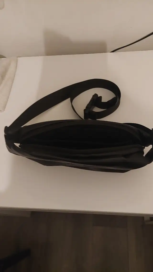 Black leather shoulder bag62863733750657121