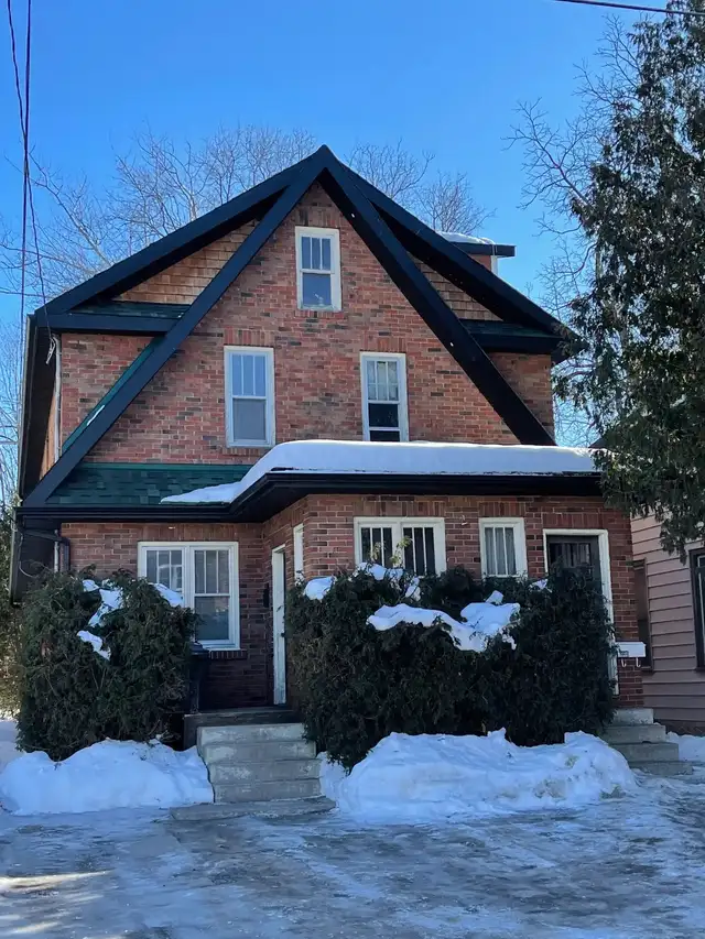 ATTN TRENT STUDENTS - 6 Bdrm Hope Close To It All!