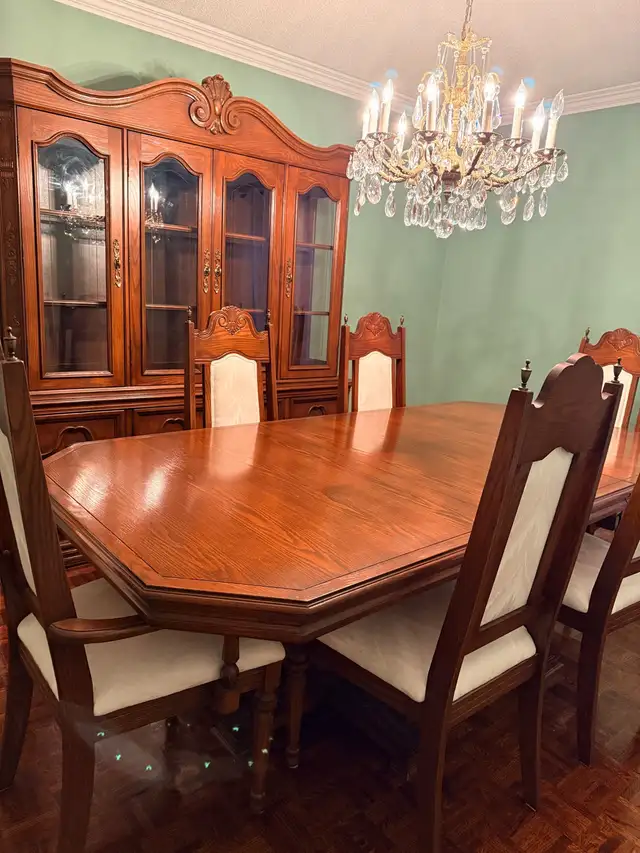 vintage dining room solid wood hand carved mint  in Dining Tables & Sets in Markham / York Region - Image 6