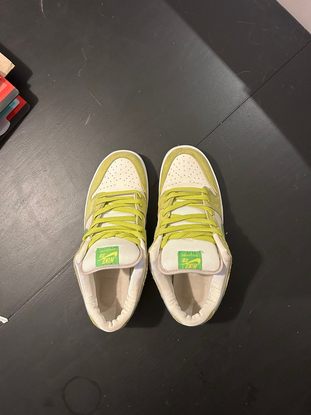 Nike SB Dunk Low Green Apple Size 11 in Men's Shoes in Oshawa / Durham Region - Image 3