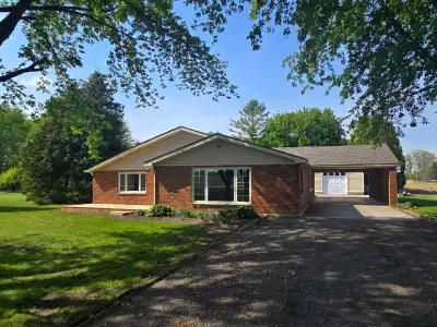 For Sale By Owner: 5509 Stewart Line, Wallaceburg Move-In Ready Country Property on 1 Acre Enjoy pea...