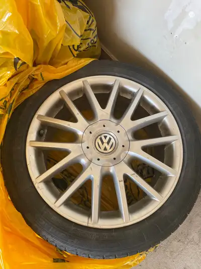 Really nice rims, fits most VWs Not including tires Also includes x 4 tire bags useful for storage a...