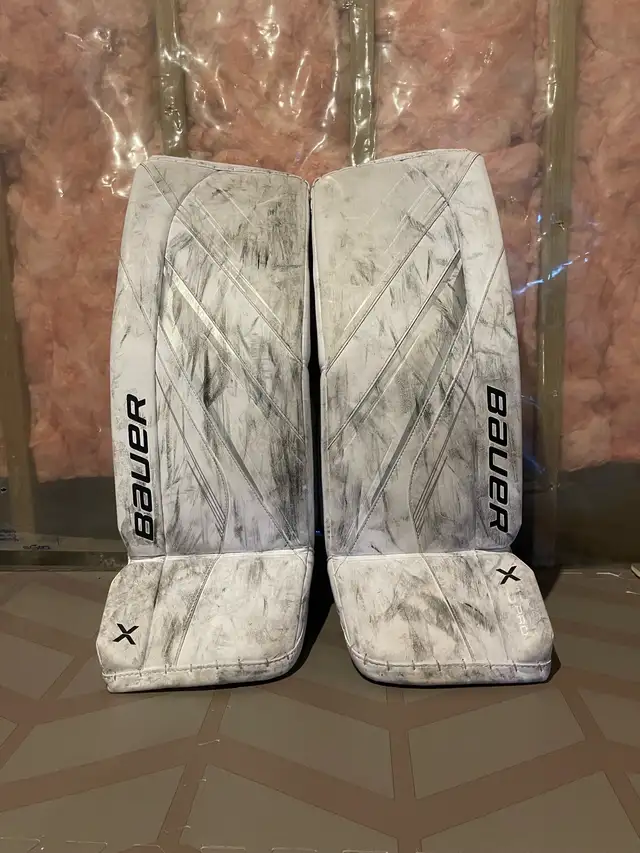 Bauer Vapor x5 pro goalie pads in Hockey in Lloydminster - Image 2