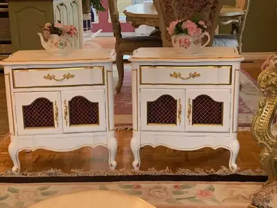 Magnifiques tables de chevet, style victorien., View more