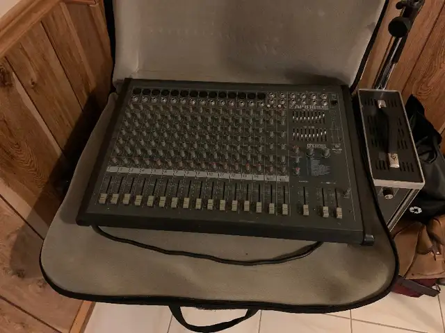 Yorkville AP 818 PA mixer w/soft case in Performance & DJ Equipment in Markham / York Region - Image 4