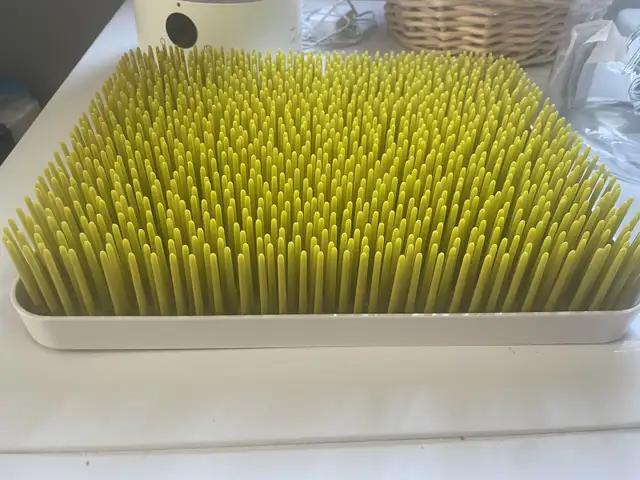 Boon grass bottle rack in Feeding & High Chairs in Barrie - Image 4