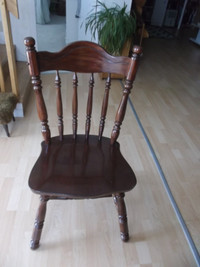 chaise en bois et autre rembourrée