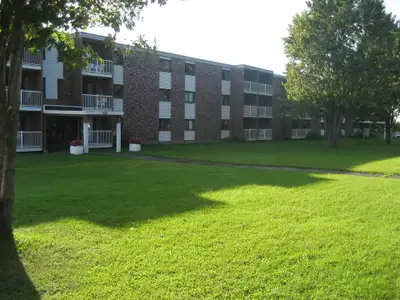 Ste-Foy, Québec, libre 1er août, Les Immeubles CALM, grand 2 1/2 à louer, au 840, rue de Lauzon, à S...