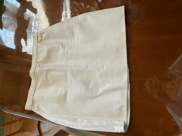 AUBAINE JUPE EN CUIR BLANCHE GR 28 ET 16 PO LONG in Women's - Dresses & Skirts in Trois-Rivières - Image 2