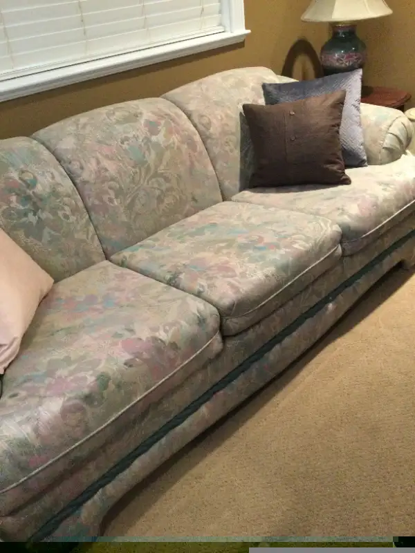 Beautiful Classic Sklar Peppler Sofa in Couches & Futons in Penticton - Image 4
