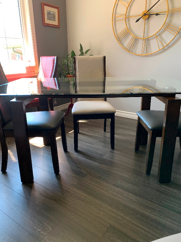 Glass top Dining table in Dining Tables & Sets in Belleville - Image 3