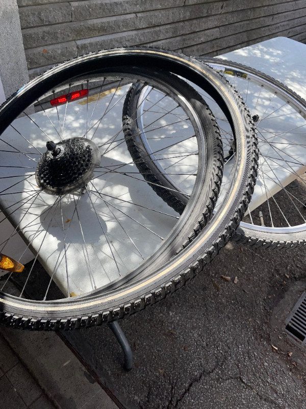 Roue de vélo 700 pneus d'hiver dans Châssis et pièces  à Ville de Montréal