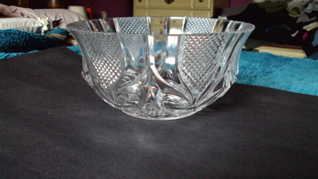 VINTAGE LEAD CRYSTAL SAWTOOTH EDGE BOWL in Arts & Collectibles in Mississauga / Peel Region - Image 4