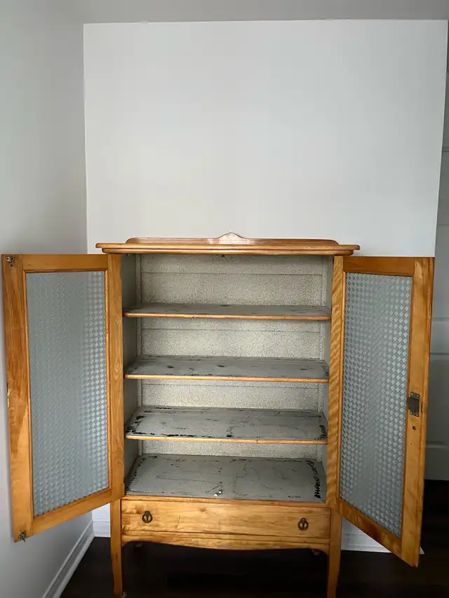 Meuble de rangement antique in Dressers & Wardrobes in Laurentides - Image 4