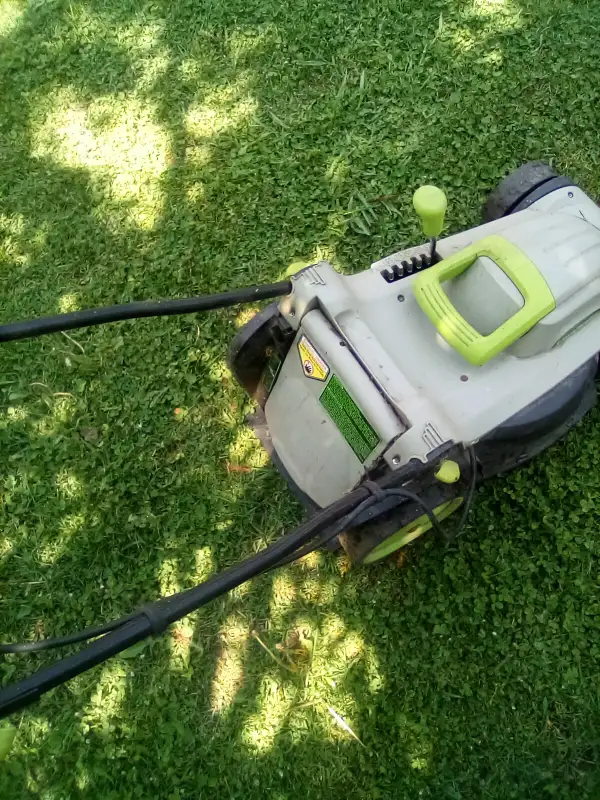 Lawn Master- tondeuse  (Électrique) in Lawnmowers & Leaf Blowers in City of Montréal - Image 3