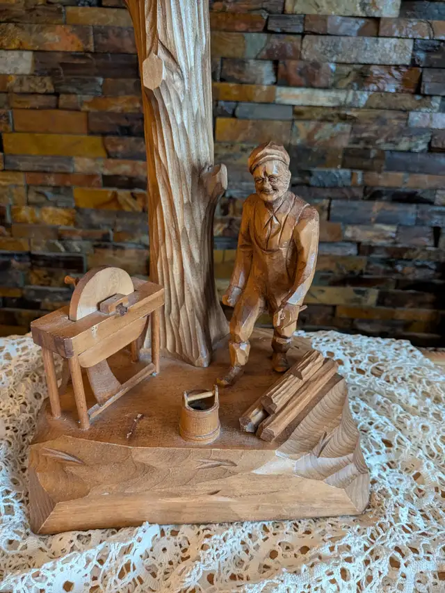 Vintage handcrafted wooden table lamp in Other in Ottawa - Image 5