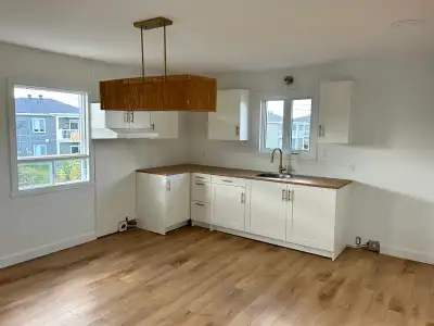 �� Grand 4 ½ fraîchement rénové à louer Beau logement lumineux et non meublé, situé au 2e étage, dan...