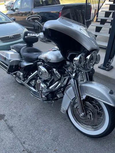 2003 Harley Davidson Road King 100th anniversary, 88 cubic inch twin cam fuel injected, just rolled...