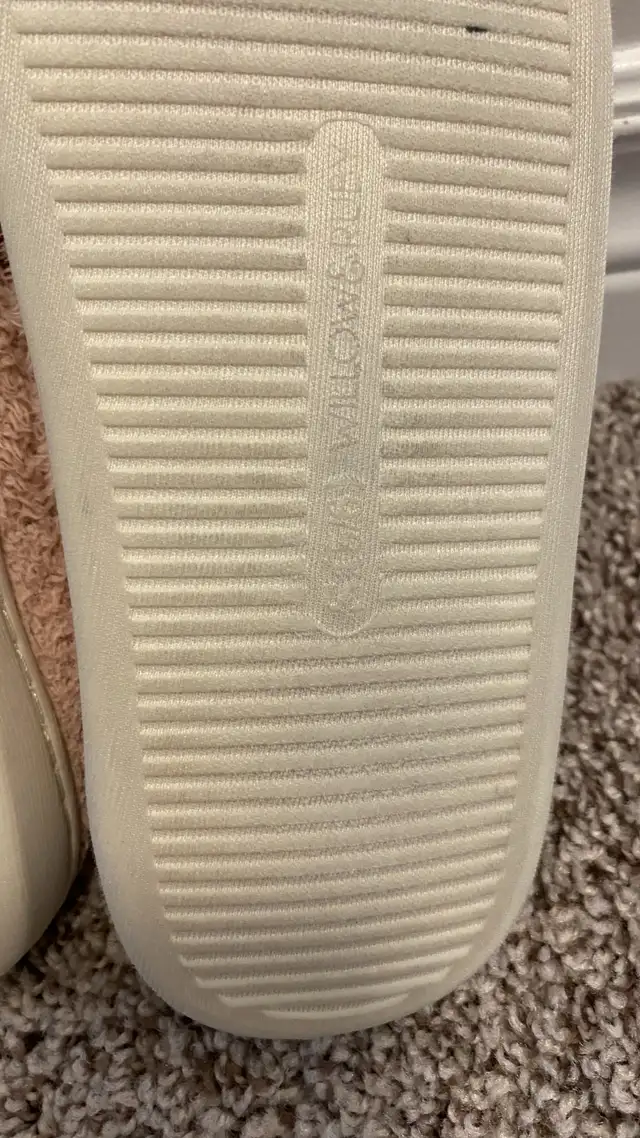 Kids Indoor Slippers - Size 5/6 Youth in Kids & Youth in Ottawa - Image 5