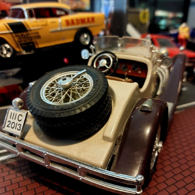 DIECAST CARS & TRUCKS  1:18 MERCEDES  in Toys & Games in Hamilton - Image 4