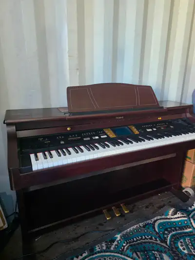 This Roland KR-7 Digital Intelligent Piano is a high-quality instrument perfect for both beginners a...