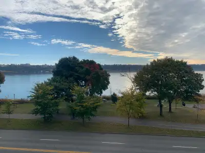 Vue imprenable sur le fleuve, un 3 1/2 au dernier étage, tranquille et non fumeur. Stationnement sur...