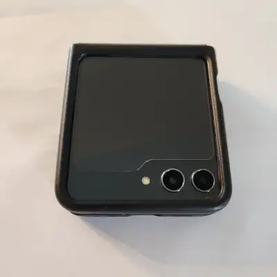 As-Is for parts or repair. This is a Samsung Galaxy Z Flip 5 256GB Unlocked phone. The inner folding...