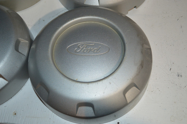 Wheel hubcaps Ford f-250 dans Autres pièces et accessoires  à Longueuil/Rive Sud - Image 2