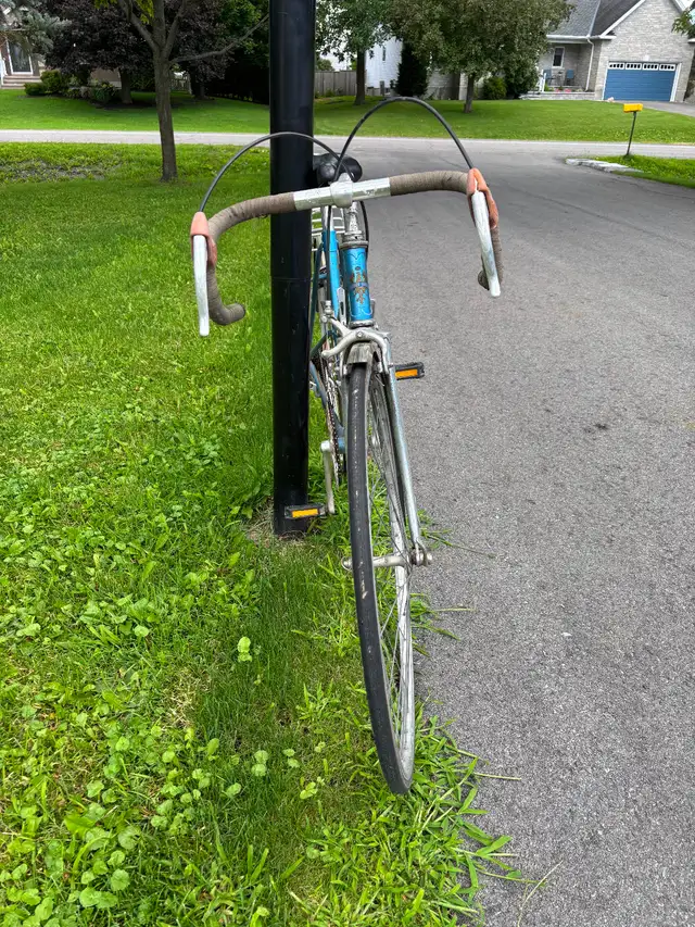 Vintage road bike in Road in Ottawa - Image 3