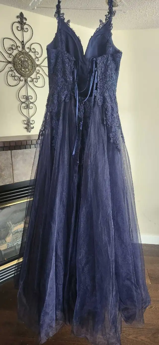 Beautiful Oksana grad dress. Size 4-6. in Women's - Dresses & Skirts in Calgary - Image 3