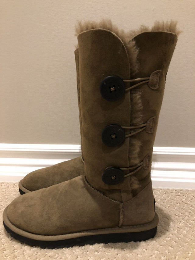 UGG Bailey Button Triplet size 5 in Women's - Shoes in Oshawa / Durham Region