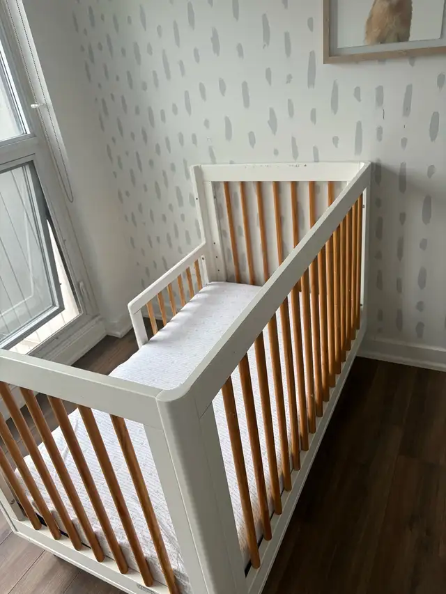 Crib + accessories in Cribs in City of Toronto - Image 2