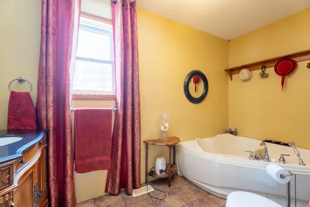 Fantastic Well Maintained Country Home! in Houses for Sale in Chatham-Kent - Image 16