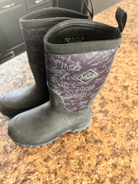 Kids Size 2 MUCK boots